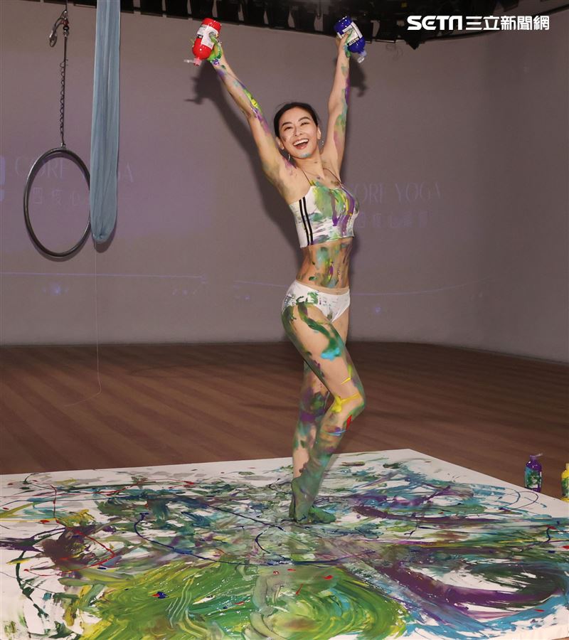 Miya夏米雅新書「四核心瑜珈」、「如瑜得水寫真文集」雙喜發表。（記者邱榮吉/攝影）