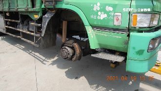 貨車輪胎噴飛滾下匝道　進口車慘遭殃