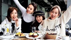 每當母親節「天菜媽咪」都會收到不少廠商的邀約。（圖／翻攝自佩佩IG）