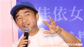 吳宗憲因牙齒做小手術左側臉黑青腫得像豬頭皮，亂入吳姍儒代言記者會製造許多笑點。（記者邱榮吉/攝影）