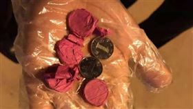 ▲男子在跑道上丟擲的硬幣。（圖／翻攝自灣航微博）