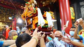 白沙屯媽祖進香回宮安座　信眾擠爆喊「進喔」苗栗縣通霄鎮白沙屯拱天宮媽祖前往北港進香活動，歷經8天7夜長征，19日下午回宮，數萬信眾擠爆拱天宮周邊，媽祖鑾轎在全場熱情高喊「進喔」聲中進入大殿安座。（苗栗縣政府提供）中央社記者管瑞平傳真　110年4月19日