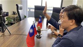 美屬北馬里亞納群島盼與台灣建立旅遊泡泡駐關島辦事處處長陳盈連（舉手者）和政治組副參事許書智20日在辦事處參加視訊會議，與美屬北馬里亞納群島總督托瑞斯等人討論與台灣建立旅遊泡泡等議題。（駐關島辦事處提供）中央社記者石秀娟雅加達傳真  110年4月20日