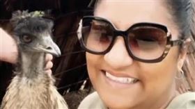 ▲鴯鶓叼走女子的耳環。（圖／翻攝自雪梨動物園推特）
