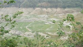 鯉魚潭水庫探底　舊台三線遺址重見天日客家公共傳播基金會20日表示，因鯉魚潭水庫缺水，讓原本底下的客庄歷史遺跡及地景風貌重見天日；在向民航局及苗栗縣政府申請空拍核准後，由高空高處俯瞰鯉魚潭水庫，拍攝「舊台三線」遺址。（客傳會提供）中央社記者張雄風傳真　110年4月20日