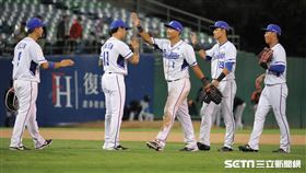 ▲富邦悍將4：1擊敗統一獅，賽後球員在場上慶祝勝利。（圖／記者劉彥池攝影）