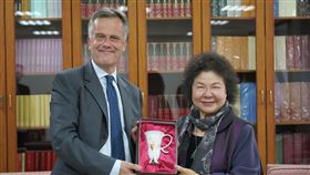陳菊會見英駐台代表鄧元翰英國在台辦事處代表鄧元翰（左）20日拜會監察院長陳菊（右），會後兩人互贈禮物，陳菊致贈有台灣意象的瓷杯。（監察院提供）中央社記者陳俊華傳真 110年4月20日