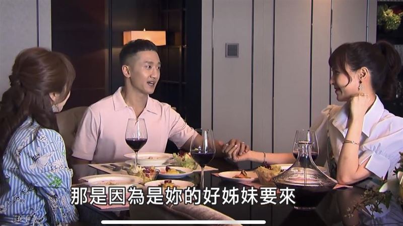 雷／魏蔓渣夫桌下偷牽閨密　遭網怒譙