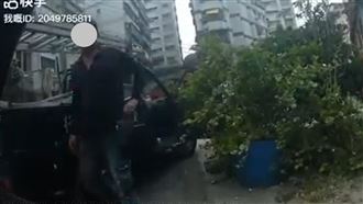 機車遭撞反被追趕　貨車爆衝堵人大罵