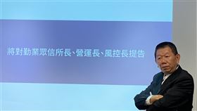 康友擬10月底前召開臨時股東會　啟動全面求償康友KY捲入財報不實疑雲，目前財報難產，下市危機迫在眉睫。發言人陳民郎5日召開記者會表明將在10月底前召開股東臨時會，遴選新經營團隊，擬對勤業眾信會計師事務所所長、營運長與風控長提告。中央社記者韓婷婷攝  109年10月5日