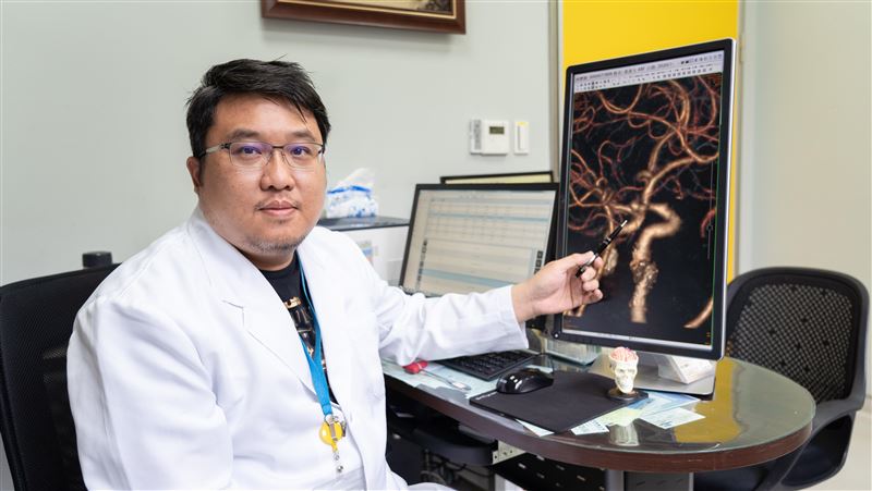 護理師口吐白沫倒房內　竟是這裡破了