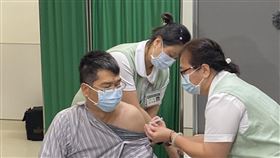 開放自費施打疫苗，新北市亞東醫院今日上午8時30分首打，《三立新聞網》帶您直擊第一位施打的民眾洪先生。（圖／記者簡浩正攝影）