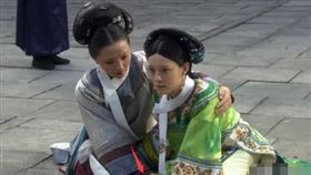 甄嬛被華妃罰在烈日下罰跪。（圖／翻攝自百度百科）