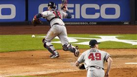 ▲勇士牛棚暴投讓洋基跑回超前分。（圖／美聯社／達志影像）