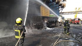 豐興煉鋼廠驚傳爐渣車爆炸，2員工被灼傷送醫。（圖／翻攝畫面）