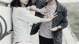 丈夫外遇後，未善盡養家職責，婦人提離婚。（示意圖／pixabay）