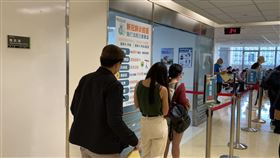今（21）日是我國自費疫苗正式開打首日，預約民眾「不黃牛」，雙北市包含台大、馬偕等醫院一早都近百人報到。圖為民眾今上午報到現場。（圖／記者簡浩正攝影）