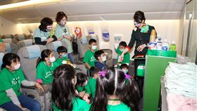 課程中空服教官將帶領孩子學習飛航安全知識，體驗第一線機艙服務及安全工作。（圖／長榮提供）