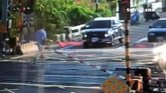 上班趕搭火車　男不顧警示闖平交道