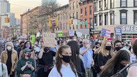 壓頸警察遭定罪　群眾歡呼流淚高呼佛洛伊德名字（圖／美聯社／達志影像）