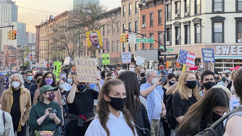 壓頸警遭定罪　群眾流淚高喊佛洛伊德