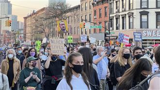 壓頸警遭定罪　群眾流淚高喊佛洛伊德