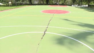 籃球場龜裂　418強震險毀水璉國小