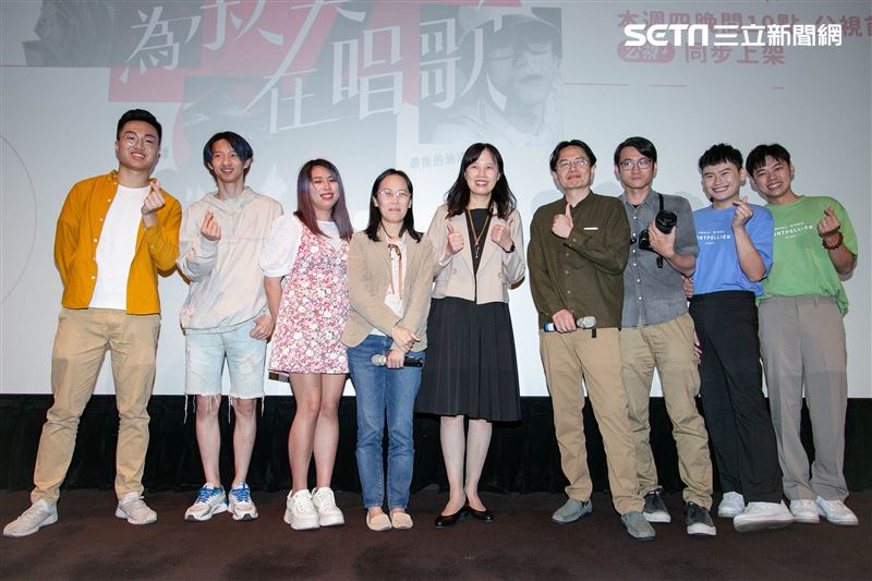Youtuber黃大謙、小玉、笑笑、導演陳芝安、導演謝欣志、簡宏榮、夫夫之道出席公視紀實《為寂寞在唱歌》首映記者會。（圖／記者楊澍攝影）
