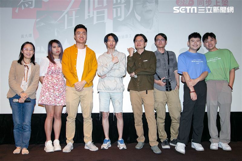 Youtuber黃大謙、小玉、笑笑、導演陳芝安、導演謝欣志、簡宏榮、夫夫之道出席公視紀實《為寂寞在唱歌》首映記者會。（圖／記者楊澍攝影）