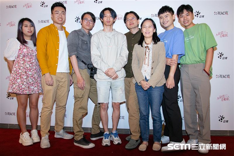 Youtuber黃大謙、小玉、笑笑、導演陳芝安、導演謝欣志、簡宏榮、夫夫之道出席公視紀實《為寂寞在唱歌》首映記者會。（圖／記者楊澍攝影）