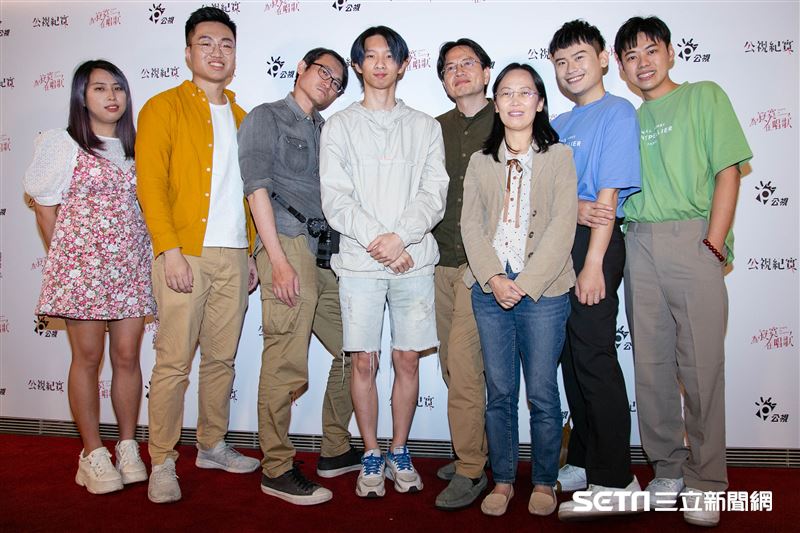 Youtuber黃大謙、小玉、笑笑、導演陳芝安、導演謝欣志、簡宏榮、夫夫之道出席公視紀實《為寂寞在唱歌》首映記者會。（圖／記者楊澍攝影）