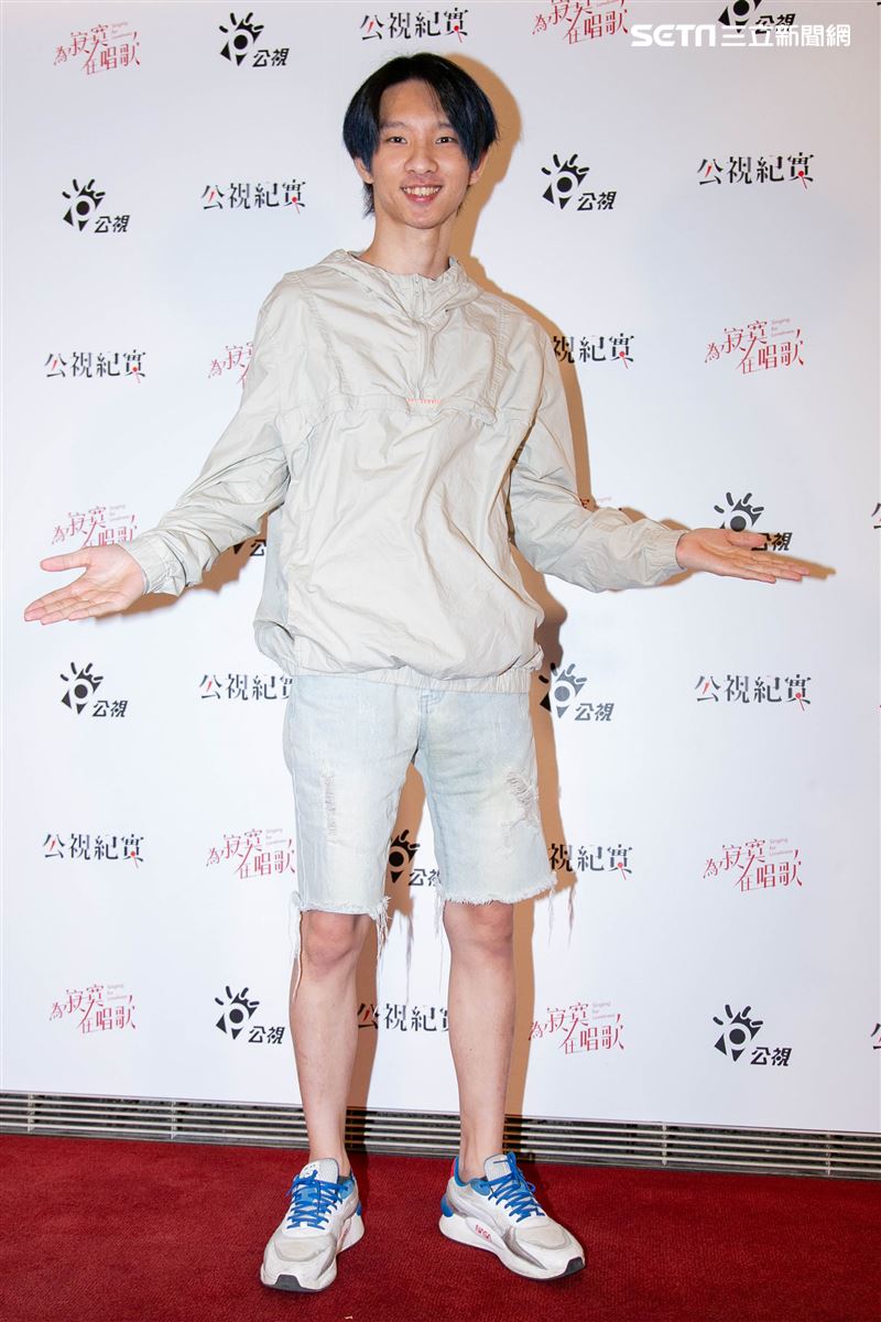 Youtuber黃大謙、小玉、笑笑、導演陳芝安、導演謝欣志、簡宏榮、夫夫之道出席公視紀實《為寂寞在唱歌》首映記者會。（圖／記者楊澍攝影）