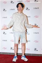 Youtuber黃大謙、小玉、笑笑、導演陳芝安、導演謝欣志、簡宏榮、夫夫之道出席公視紀實《為寂寞在唱歌》首映記者會。（圖／記者楊澍攝影）