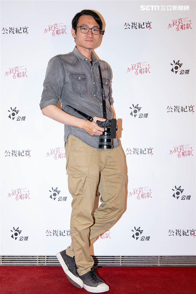 Youtuber黃大謙、小玉、笑笑、導演陳芝安、導演謝欣志、簡宏榮、夫夫之道出席公視紀實《為寂寞在唱歌》首映記者會。（圖／記者楊澍攝影）