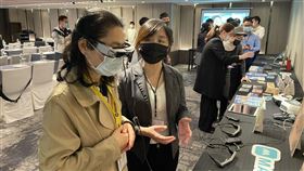▲體驗EPSON AR智能眼鏡。（圖／業者提供）