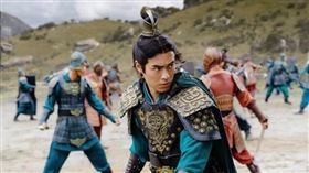 片中武將砍人如割草全部砍飛。（圖／台北双喜電影提供）