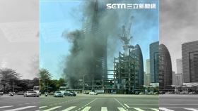 新／台中商銀工地大樓　傳火警竄濃煙（圖／民眾提供）