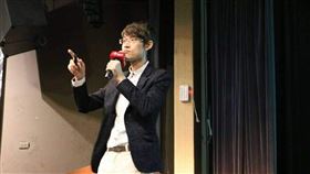 知名包租公律師　用一萬出頭的筆電（圖／翻攝自蔡志雄臉書）