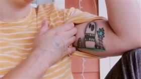 女網友在手臂紋上兒子帶回家的塗鴉，後來才發現那個塗鴉不是兒子畫的，而是他朋友的作品。（圖／翻攝自th3victorygarden抖音） 