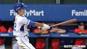 ▲富邦悍將三壘手李宗賢高飛犧牲打，葉竹軒跑回球隊第1分。（圖／記者劉彥池攝影）