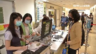 自費AZ疫苗爆搶打　民眾喊：等好久