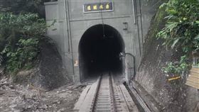 太魯閣事故地重新通車！列車慢入隧道口　壁上「全是痕跡」（圖／翻攝自YouTube臺灣交通鐵道影像頻道）