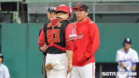 ▲味全龍總教練葉君璋和捕手蔣少宏交談。（圖／記者劉彥池攝影）