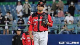 ▲味全龍終結者田澤純一面對滿壘危機。（圖／記者劉彥池攝影）