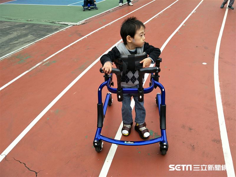 當年受訪時，談到獨自照顧兒子皓皓的這些年，馬爸爸說，自己從未覺得累或有什麼想埋怨的，我的想法很單純，就是照顧好皓皓、盡可能把他治好一點，「他就是我的兒子啊，當然要面對，沒想過要逃避或放棄什麼的。」（資料照／受訪者提供）