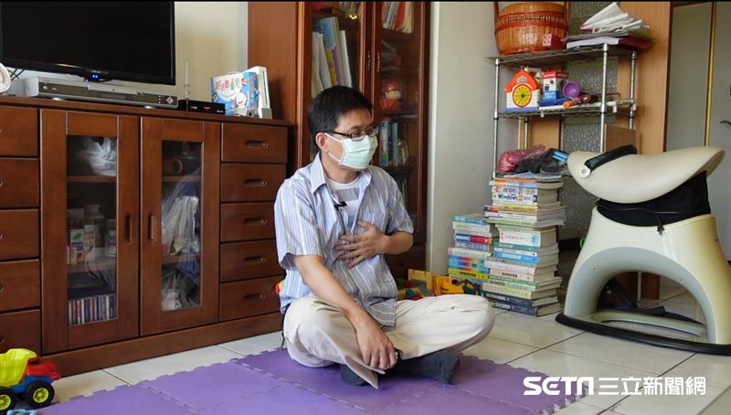 2021年接受專訪時，談到有什麼話想對天上的妻兒說時，壓抑已久的情緒瞬間湧上心頭。他的眼神瞬間變得深邃而黯然，語氣也變得無比沉重，手捂在胸前，甚至用力拍了數下，停頓了許久才緩緩地說：「我只想知道祂們在那過得好不好？」（資料照／記者張雅筑攝）