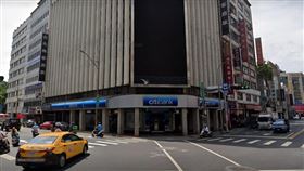 台北,垃圾車,翻覆,號誌桿,受困,重慶南路一段 （圖／翻攝googlemap）