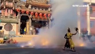 旗手闖鞭炮陣遭炸傷　逃離畫面曝光