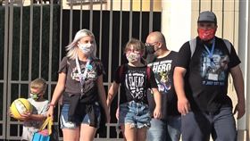 UCLA調查：疫情一年來學童影響最大加州大學洛杉磯分校（UCLA）近日公布調查，過去一年孩童因遠距教學、隔離在家，學業與社交生活受到影響，令3/4的家長感到憂心。中央社記者林宏翰洛杉磯攝  110年4月22日