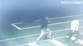 松山警分局督察組楊姓教官與人口角衝突，逃往分局求援，沒想到黑衣人竟也追進分局，還將分局樓下中崙派出所的電腦螢幕推倒損壞，松山分局長林志成召開記者會說明並提供事發畫面 翻攝畫面